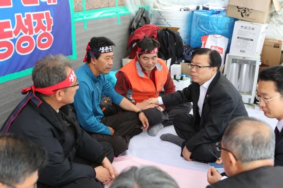 이동필 장관 농성장 방문