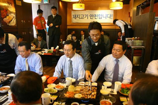 한승수 총리 초청 종로 돼지고기 시식회