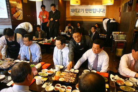 한승수 총리 초청 종로 돼지고기 시식회 (2009.5.1 12:00)