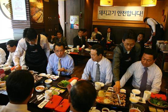한승수 총리 초청 종로 돼지고기 시식회 (2009.5.1 12:00)