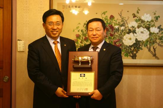 민주당 김춘진의원에 감사패 전달