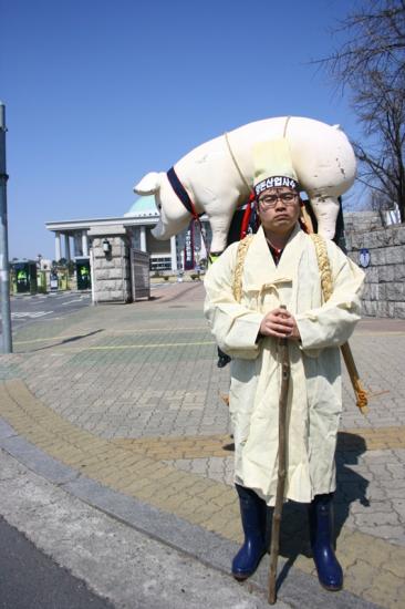 국회의사당 앞의 양돈농가