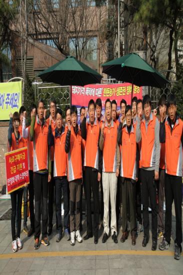 충북한돈농가들이 농성장에서 투쟁을 외치고 있다.