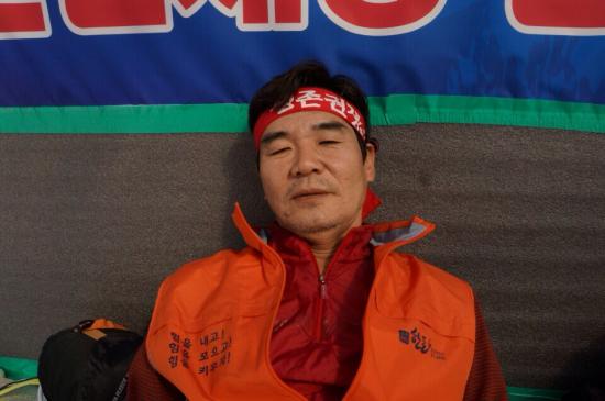 농성 7일째 초췌해져가는 이병규 회장