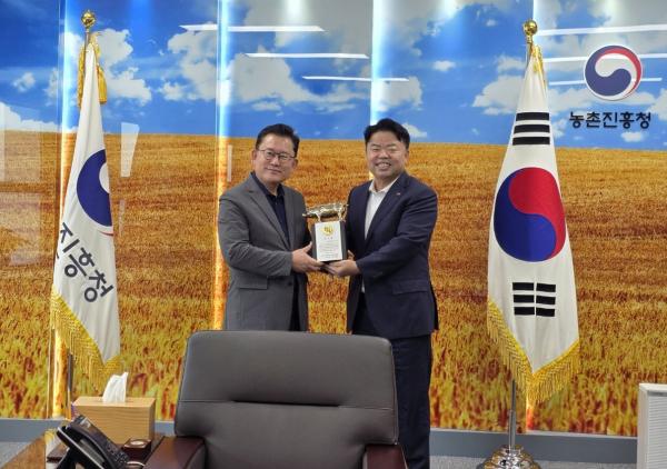[활동] 이기홍 회장, 농촌진흥청 이승돈 청장에게 감사패 전달