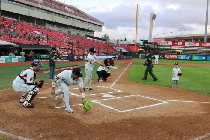 KT위즈 박경수선수와 사랑의 한돈나눔야구행사